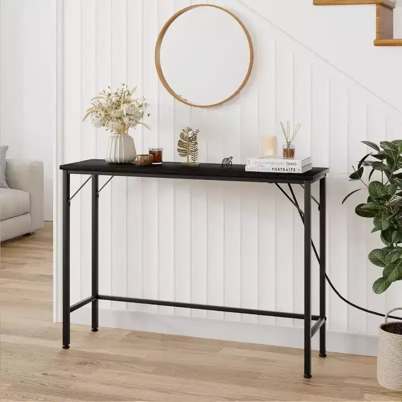Console d'entrée moderne avec prises de chargement USB intégrées et table d'appoint derrière le canapé