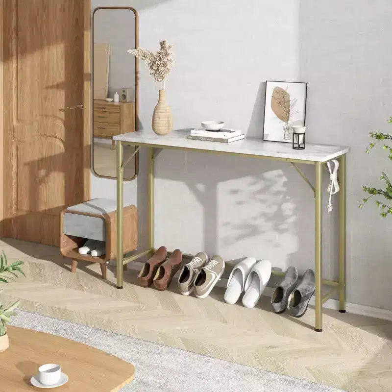 Console d'entrée moderne avec prises de chargement USB intégrées et table d'appoint derrière le canapé