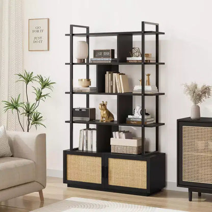 Étagère en rotin de 180,6 cm de haut, bibliothèque industrielle à 5 niveaux avec armoire de rangement et porte, étagères ouvertes, cadre en métal, étagère de style ferme bohème